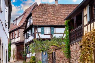 Yarı keresteli tipik bir Alsas evi.