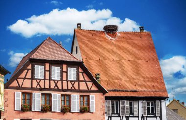 Çatıda leylek yuvası olan geleneksel bir Alscaian evi.