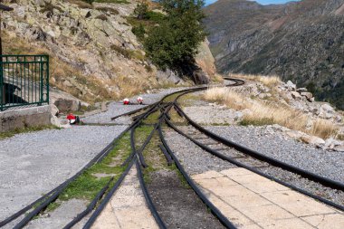 Dağlarda tren yolu değişimi.