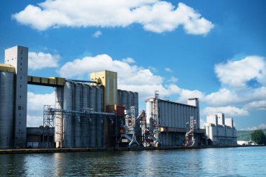 Fransa 'nın Rouen limanında büyük tahıl ambarları