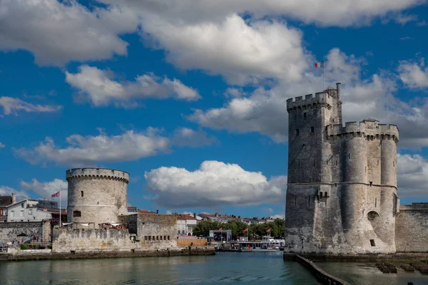 La Rochelle kasabası, Fransa 'nın Charente-Maritime Atlantik kıyısında ortaçağ kale kuleleri olan eski bir liman.