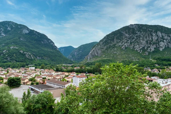 Pohled Obec Tarascon Sur Ariege Obklopenou Pyrenejemi Francie — Stock fotografie