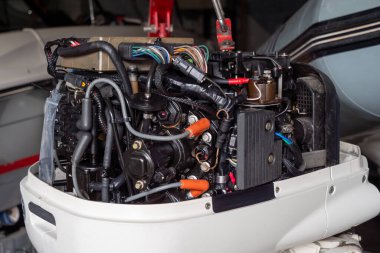 Atölyedeki motoru tamir ediyorum..