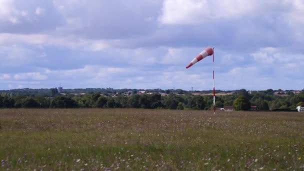 飛行場の赤と白の風車 — ストック動画