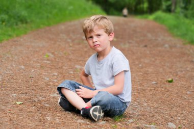 5 yıl önce doğada yaşayan üzgün bir çocuk.
