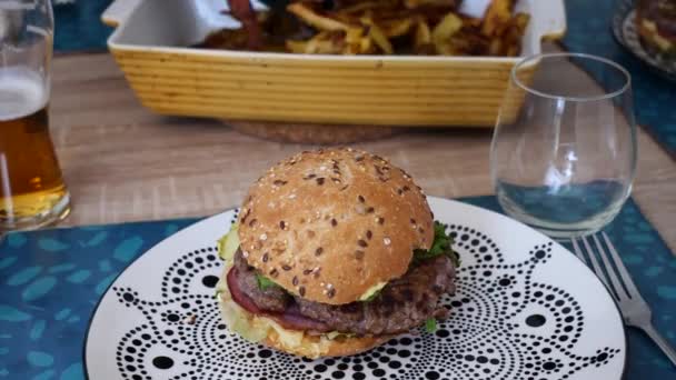 Házi Készítésű Hamburger Sült Krumplival — Stock videók