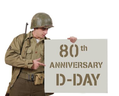 M1 miğferli genç Amerikan askeri D-Day 'in 80. yıldönümü işareti gösteriyor.