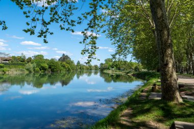 Adour Nehri manzarası. Yeni Aquitaine. Les Landes, Fransa