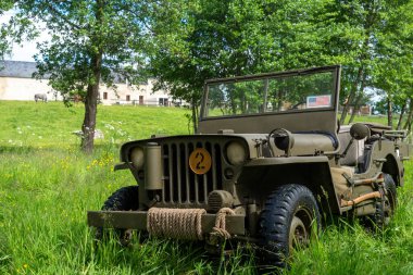  Dünya Savaşı 'nda Normandiya kırsalında iki cip