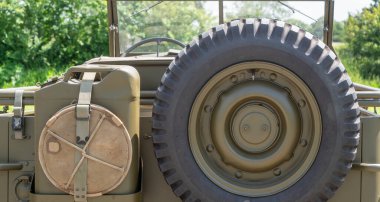 Amerikan askeri vintage aracının arka görüntüsü 