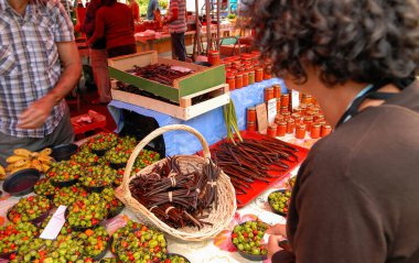 Markette satılan taze vanilya.