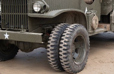 Askeri aracın tekerini kapatın.