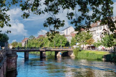 Strasbourg 'daki rıhtım ve nehir Fransa' daki Alsace 'de.