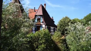 Alsace, Fransa, bir ev ağaçlar ve çalılarla çevrilidir.