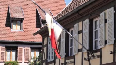 Bir binaya Fransız bayrağı asılmış.