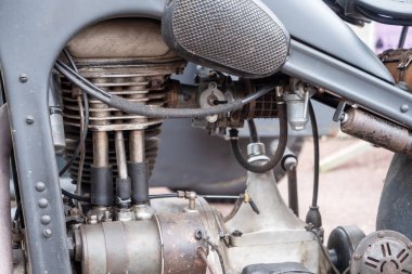 Motosiklet motoru eski ve paslıdır.