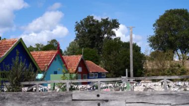 Fransa 'nın Oleron kenti arasında bir dizi renkli ev.