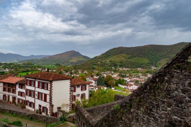 Saint Jean Pied de Port, Pireneler, Fransa manzarası