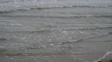 Okyanus sakin ve su açık gri bir renktir. Dalgalar küçük ve naziktir. Huzurlu bir atmosfer yaratırlar.