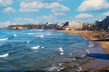 Büyük bir kalabalık ve güzel mavi bir okyanusla dolu bir sahil. Manzara huzurlu ve rahatlatıcı. Biarritz, Fransa