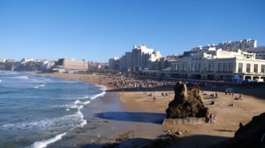 Biarritz City plajı manzarası, Fransa 'da sörf yapmasıyla ünlüdür.