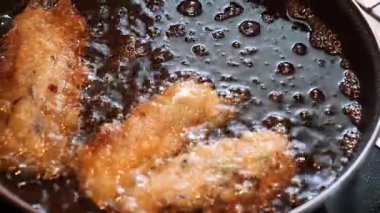 Evdeki tavada ev yapımı börek.