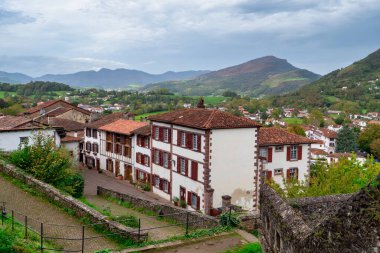 Saint Jean Pied de Port manzaralı, Pyrenes dağlarındaki Fransız köyü