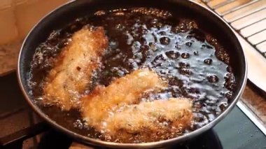 Evde kızartma tavasında ev yapımı börek.