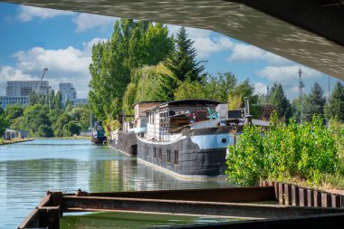 Fransa 'nın Strazburg Alsace kentindeki Marne Kanalı' nın rıhtımına daldı.