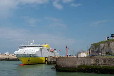 Dieppe, Normandiya, Fransa limanında sarı beyaz bir feribot.