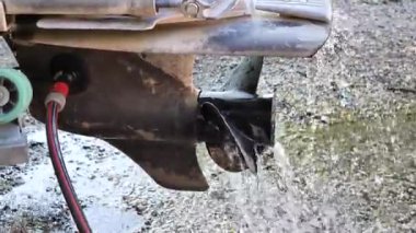 Teknenin pervanesi suyla kontrol edilir. Su pervaneden çıkar ve yere sıçrar..