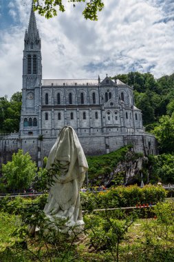 Lourdes, Hautes Pyrenees, Fransa Bazilikası manzarası