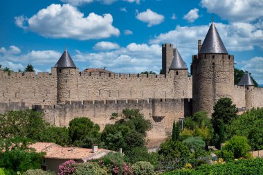 Fransa 'nın güneyinde, güçlendirilmiş bir kasaba olan Carcassonne şehri manzaralı.