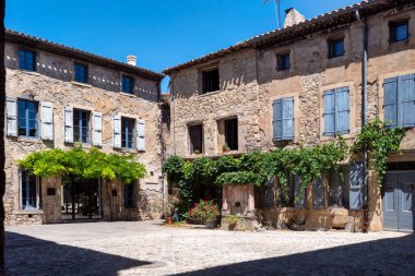 Fransa 'nın güneyindeki Lagrave köyünde küçük bir meydan..