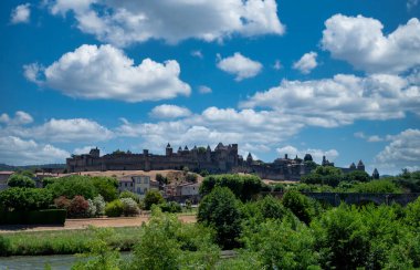 Carcassonne şehrinin manzarası, Fransa 'nın güneyinde güçlendirilmiş bir kasaba.