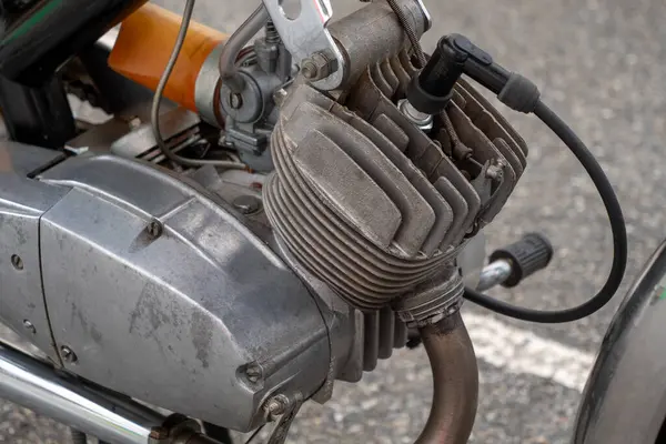 Motosiklet mühendisliği. Motor siyah ve gümüşten yapılmış. Eski ve yıpranmış.