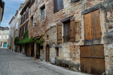 Bergerac, Dordogne, Fransa 'da tipik bir dar sokak.