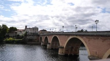 Fransa 'nın Bergerac kentindeki Dordogne Nehri üzerindeki Eski Köprü (Vieux Pont).