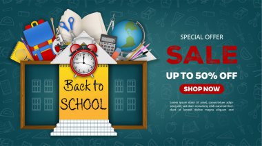 Okul pankartıyla okul malzemeleri ve tebeşir karalamalarıyla