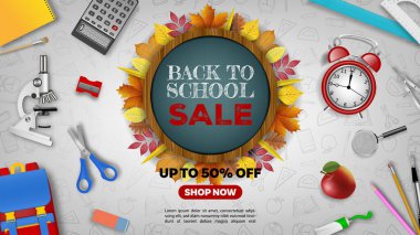 Okul panolarına, okul malzemeleriyle ve dökülen yapraklarla birlikte yuvarlak karatahtayla.