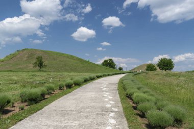 Bulgaristan - güneşli yaz günü Höyük turizm