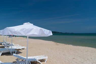 Bulgaristan 'da kum tepeleri ve mavi gökyüzü ile güneşli plaj