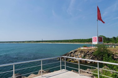Bulgaristan ve Türkiye 'nin nehir ve sınırlarıyla güneşli sahil
