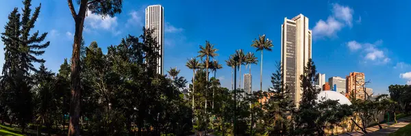 Bogota 'nın merkezinin panoramik manzarası, Independence Park, Bölge Planetaryumu ve Colpatria binasını görebilirsiniz.