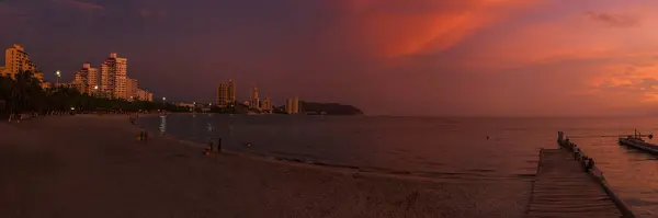 Santa Marta, Magdalena, Kolombiya. El Rodadero 'nun gece panoramisi