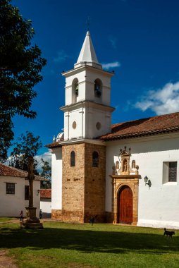 Villa de Leyva 'nın ana meydanından birkaç metre ötede 1850' de inşa edilen Nuestra Sinyora del Carmen Kilisesi var. Bu kilisede Carmen 'in Marian adanmışlığı onuruna iki Endülüs tarzı şapel birleştiriliyor..