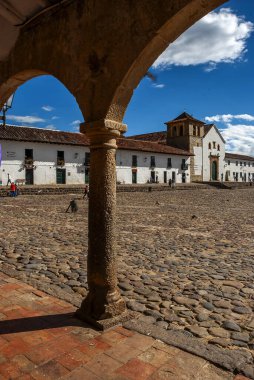 14.000 m2 ile Villa de Leyva, Amerika 'nın en büyük meydanlarından biridir. Bu kaldırım taşlı alanda, bir çeşme ve Nuestra Kilisesi Senyora del Rosario göze çarpıyor..