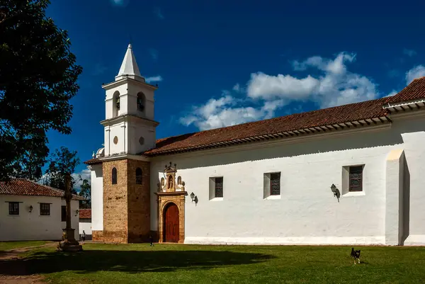 Villa de Leyva 'nın ana meydanından birkaç metre ötede 1850' de inşa edilen Nuestra Sinyora del Carmen Kilisesi var. Bu kilisede Carmen 'in Marian adanmışlığı onuruna iki Endülüs tarzı şapel birleştiriliyor..