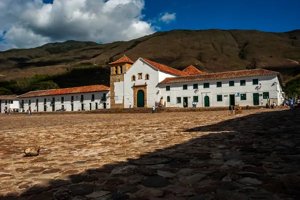 14.000 m2 ile Villa de Leyva, Amerika 'nın en büyük meydanlarından biridir. Bu kaldırım taşlı alanda, bir çeşme ve Nuestra Kilisesi Senyora del Rosario göze çarpıyor..