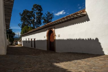 16. yüzyıla dayanan Villa de Leyva 'nın sömürge mimarisi bizi Kolombiya' nın sömürge geçmişine bağlayan bir hazinedir. Özellikleri ağırbaşlılığı ve işlevselliği ile Mai 'ye inşa edilmiş kalın kerpiç duvarlarında yatar.